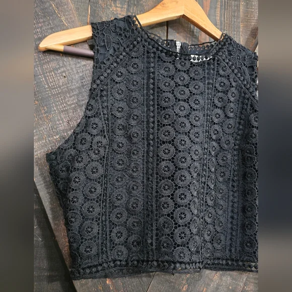 Abercrombie & Fitch Black Lace Cropped Shell Top Small - Picture 2 of 5
